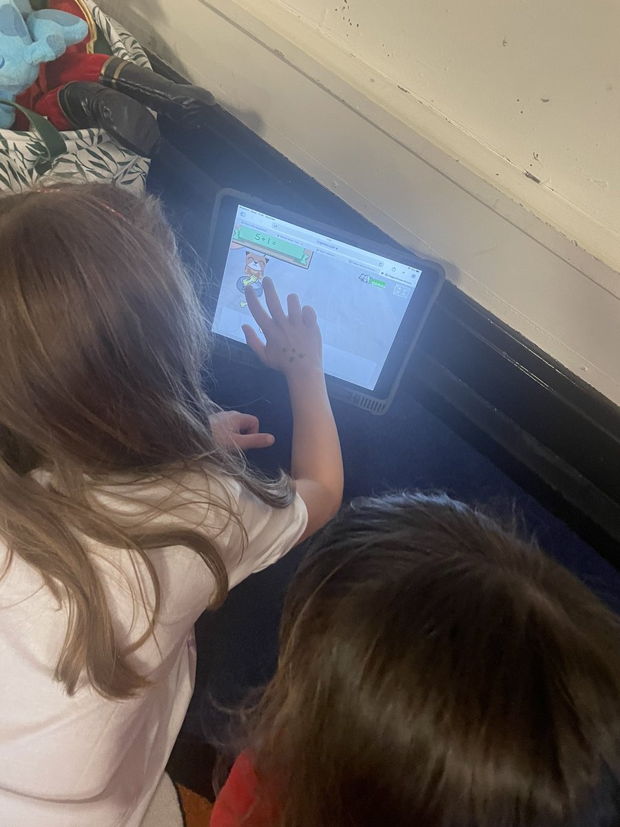 BowhouseP32's tweet photo. We loved playing this doggy Division game. We had to share the bones equally among the doggies. We didn’t want one to go hungry! 🐶 #BowMaths https://t.co/1o67wcvLnJ