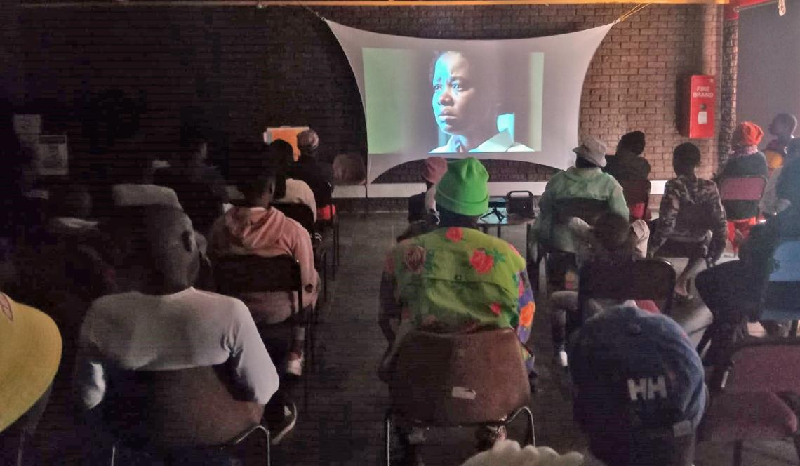 UNinSouthAfrica's tweet image. Educational programs through film screenings &amp;amp; related discussions following the viewings are important. Because they help to spark discussions that provide factual inputs &amp;amp; at the same time bring communities together. #Zwakala 
#readallaboutit➡️:bit.ly/3xbBp1r