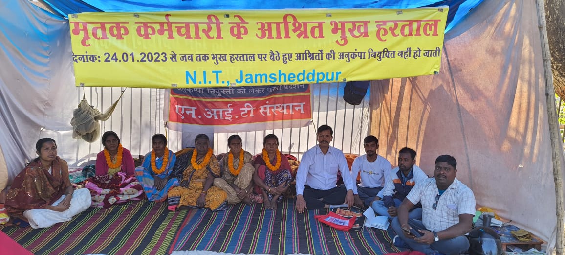 vishnuaidso's tweet photo. @jhar_governor @JharkhandCMO @PMOIndia @MHRD @Geetakora1
माननीय,
दिनांक 24.01.2023 से NIT जमशेदपुर के मृतक कर्मचारी आश्रित परिवार, भारत सरकार के नियमानुसार सीधी भर्ती में सभी रिक्तियों का 5% नियुक्ति अनुकंपा आश्रितों के लिए आरक्षित निर्देशानुसार अनुकंपा नियुक्ति हेतु भूख हड़ताल। https://t.co/bM67uLKRV6