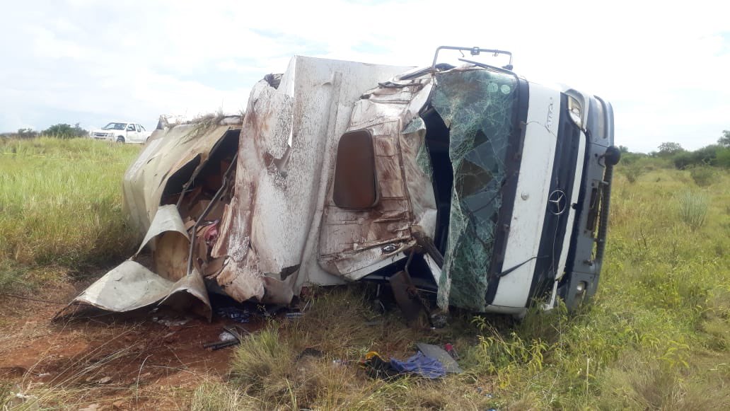 fita_sa's tweet image. Another truck caught yesterday smuggling illicit cigarettes from Zimbabwe.

The driver tried to escape but the truck rolled and the driver lost his life. 

@sarstax @SANDF_ZA @SAPoliceService