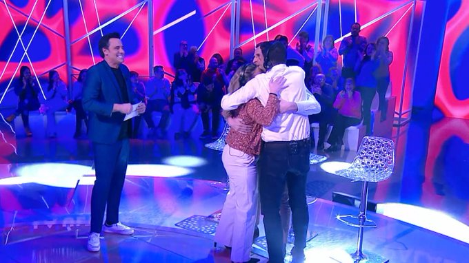 MÁXIMO HISTÓRICO para <a href="/ionaramendi/">Ion Aramendi</a> y su #ReacciónEnCadena2F al entregar el super premio ante el 8.4% de cuota, 1.032.000 espectadores y 2.302.000 contactos

Sube al 11.4% en el TC

#QueVivaLaTele #Audiencias