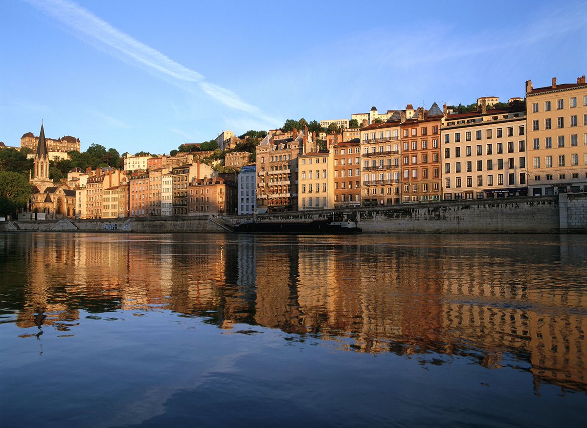 Gregorydoucet's tweet photo. Qui aurait pu prédire qu’on se déplacerait en navette fluviale à #Lyon ? Dès 2025, vous pourrez prendre le bateau comme vous prenez le bus entre Vaise et la Presqu’île ! Intégrer les fleuves à notre quotidien, c’est ça la mobilité de demain. 🌊 Merci @grandlyon ❤️💙 https://t.co/3BOIMIDENe