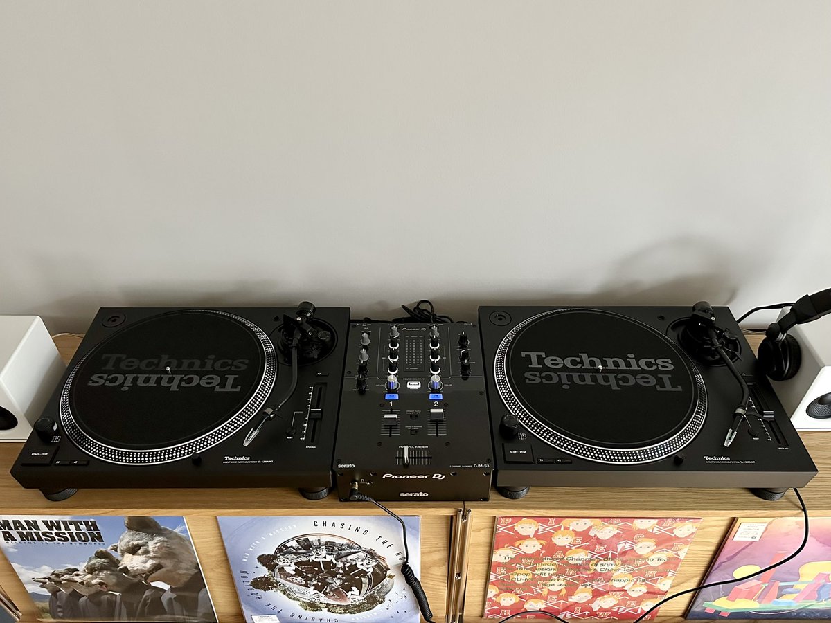 Rariruirui1's tweet photo. 2台そろったけど棚の奥行がないから縦置きできない。
#technics 
#sl-1200mk7 https://t.co/1Dt7boU1qI