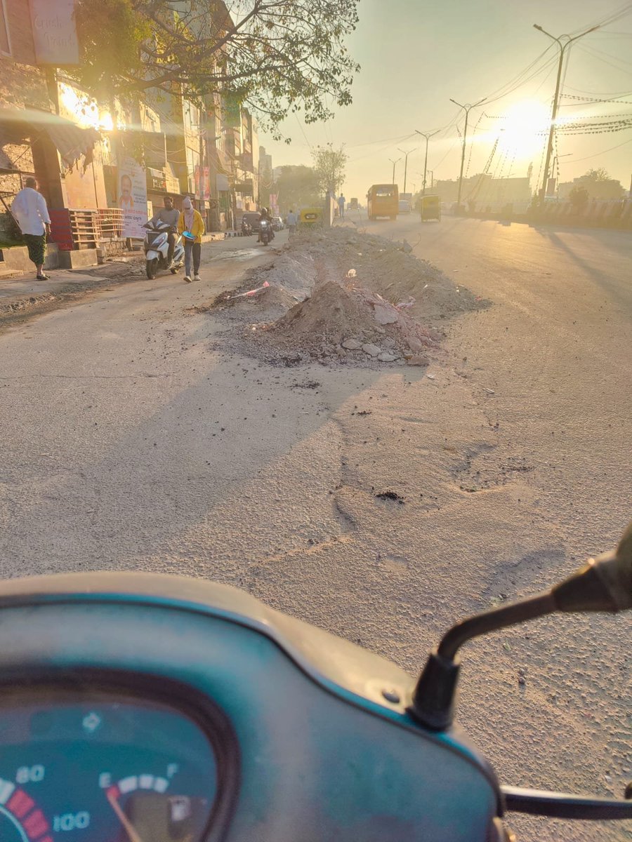 WFRising's tweet photo. A pile of rubble next to the newly opened Marthahalli Underpass - done to help vehicles turn easier.  However, this poses a danger to motorists.

Can this be cleared asap @MTF_Mobility https://t.co/4hWo7om8C2