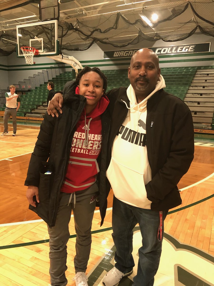 695HOOPS's tweet photo. Two of my favorite point guards went at it on Staten Island last night. Marisa Sanchez-Henry of @WagnerWHoops and @NyCeara of @SacredHeartWBB. Love em both! https://t.co/DOjL77evx8