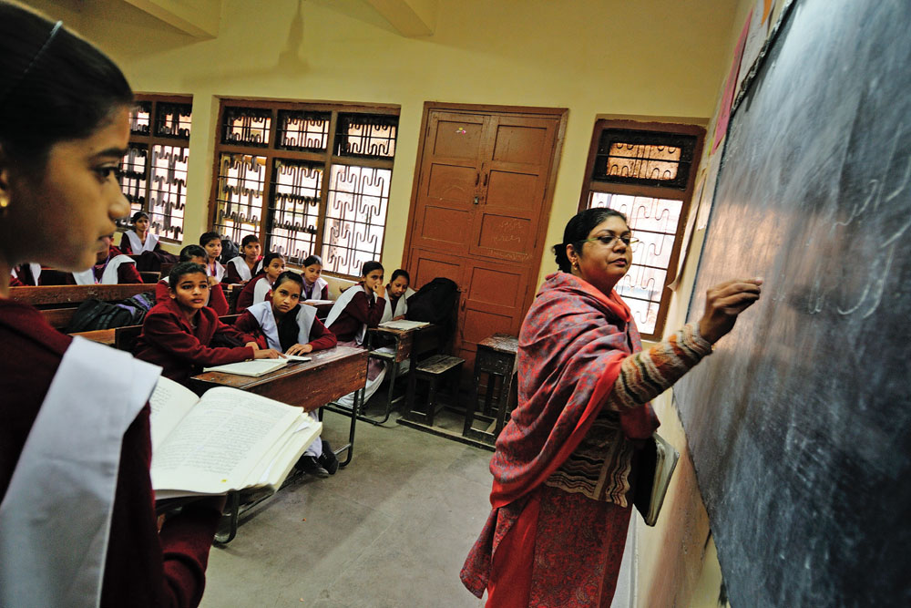 Openthemag's tweet image. The Modi government’s fascination for this demographic is nothing new but has now entered a definitive phase where it is making greater efforts to ease the cost of living, write Ullekh NP and Amita Shah, #Openomics2023, #IndianMiddleClass bit.ly/3HToSpe