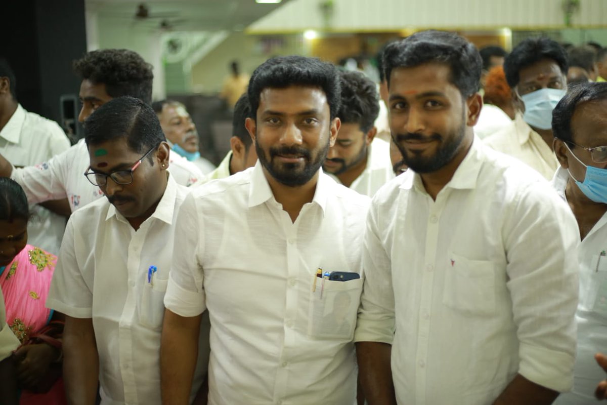 royal_udhaya's tweet photo. எங்கள் அன்பு அண்ணனுக்கு இனிய பிறந்தநாள் நல்வாழ்த்துக்கள்...💖
#தேனிசிங்கம்opr #THENI_MP #ஓபிஆர் #அதிமுக #AIADMK #OPR #opr_mp #hbd_opr #ப_ரவீந்திரநாத் https://t.co/LlvRKO0F1C