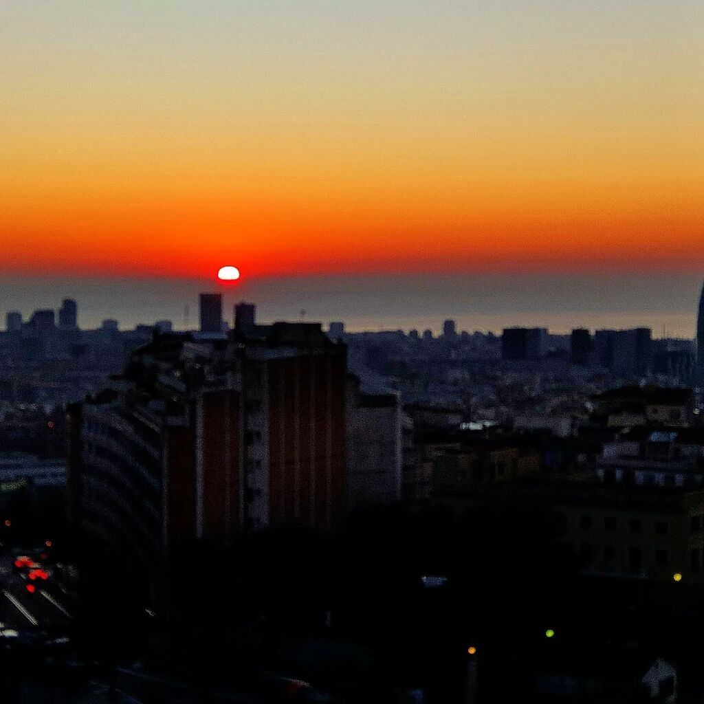 Bon dia! ... vinga que avui ja es DIVENDRES!!!

#hortaguinardo #Barcelona #Catalunya #albada #sortidadesol #dawn #sunrise #alba #salidadelsol
...
#catalunyagrafias #catalunyaexperience #ok_allpics #catalunya_natura #poblacions_de_catalunya #paisatgesdeca… instagr.am/p/CoMTp2cIifE/