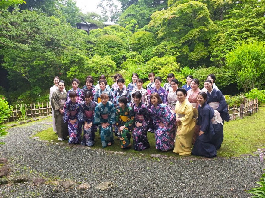 menagekelly's tweet photo. 【3月までの入会特典付き】「KIMONO総合インストラクター養成講座」を実施！

初心者から1年で、着付けの技術と知識を習得できる注目の講座。自宅で開業や着付けイベントの仕事に携わるチャンスも。ぜひこの機会に“きもので活躍の場”を広げてみませんか？

https://t.co/F6dQhQLWDd https://t.co/xUNxMHTrYg