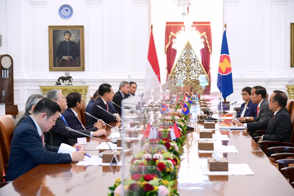 Menerima kunjungan kehormatan para menteri luar negeri negara-negara ASEAN dan Sekretaris Jenderal ASEAN di Jakarta, siang ini. 

ASEAN perlu menjaga sentralitas dan kesatuan sebagai modal utama, dan ASEAN tidak boleh menjadi proksi dari pihak mana pun.