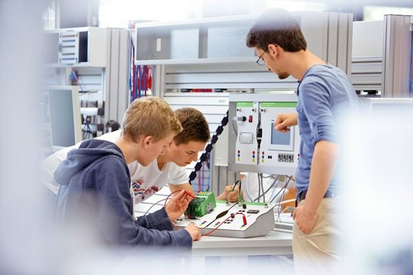 adrianomones's tweet photo. En el camino hacia la All Electric Society, en Phoenix Contact fomentamos el intercambio y la colaboración entre universidades y la industria en el ámbito de la electrificación, a través de la red internacional de universidades #EduNet👉 https://t.co/Ex5aMTmIEG @PhoenixContactE https://t.co/y0GZ6Cx551