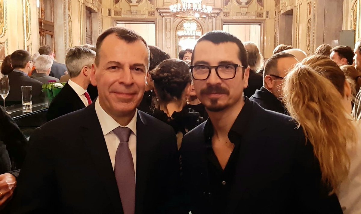 philippesutter4's tweet photo. Exceptionnelle et fascinante #Première de #Salomé de R. Strauss dans une #nouvelle mise en scène de #CyrilTeste, avec le maître parfumeur #FrancisKurkdjian et sous la 👍 direction de #PhilippeJordan au @WrStaatsoper 
#Elégance #Créativité 🇲🇫🇦🇹 #Profondeur
https://t.co/tuDAAG1iYp https://t.co/cr8TqoTIi0