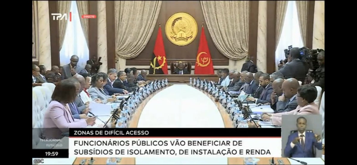 Institucionalização das Autarquias Locais. Principal desafio (um dos): atrair e fixar quadros nas localidades recônditas do País. Medidas concretas: 1. Subsídio de isolamento; 2. Casas de função (36 complexos residenciais administrativos no PIIM).
#PIIM #AutarquiasLocaisAngola
