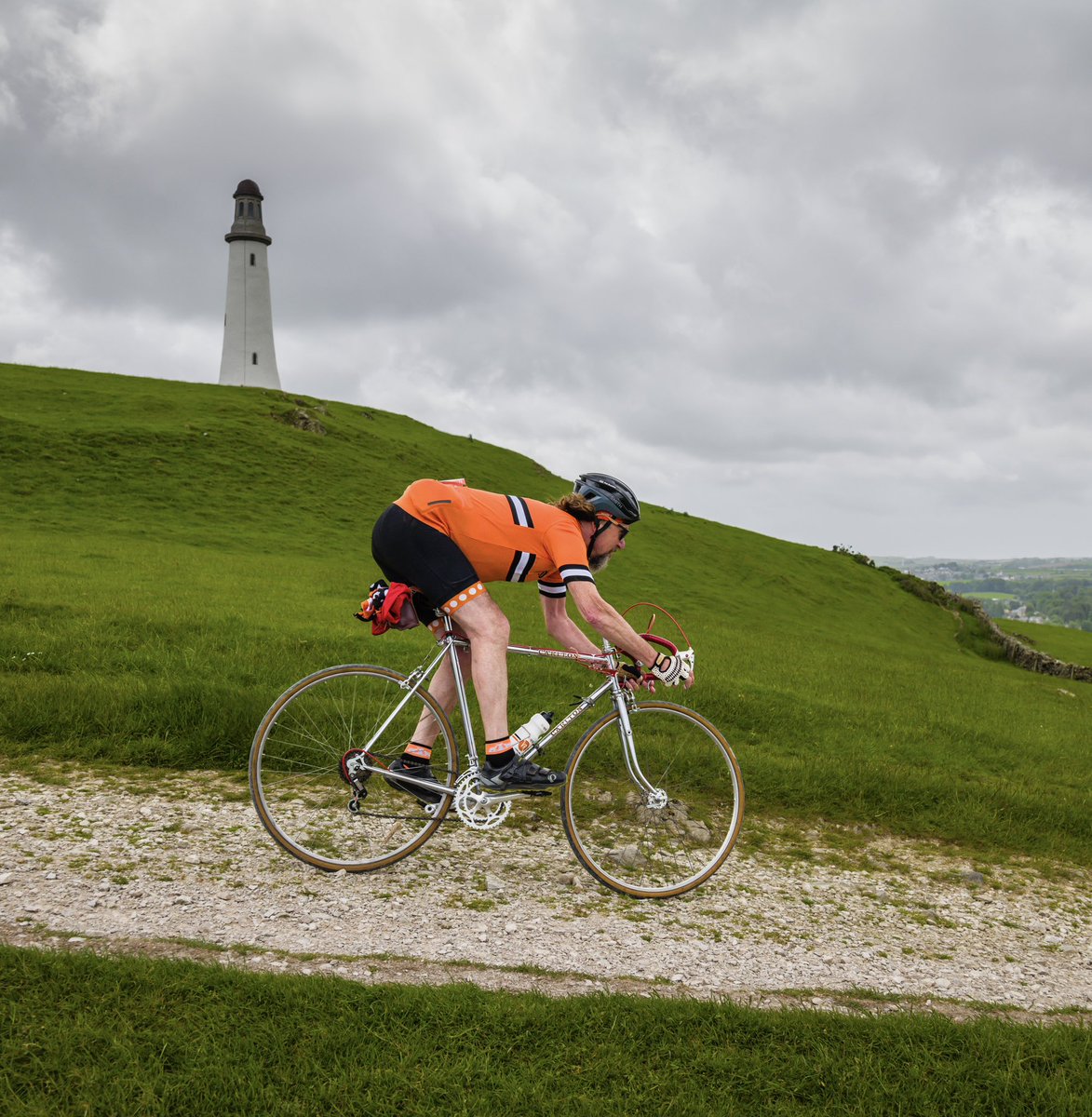 SteveFlemingM9's tweet photo. Descending the gravel track from the Hoad monument, @SportiveLakes Veloretro back down to Ulverston. #veloretro #ulverston #gravelcycling #hoadmonument https://t.co/BoRRnMh1Vv