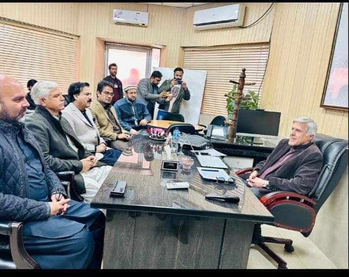 asfandyarbitani's tweet photo. کاغذوں میں خوددار بجٹ  لکھنے والے اور "ھم کوئی غلام ھیں" کے ٹرینڈ چلانے والوں کی امریکہ سے امپورٹڈ عمران خان کے کزن نوشیروان برکی کے سامنے https://t.co/Gpj8o6T34R