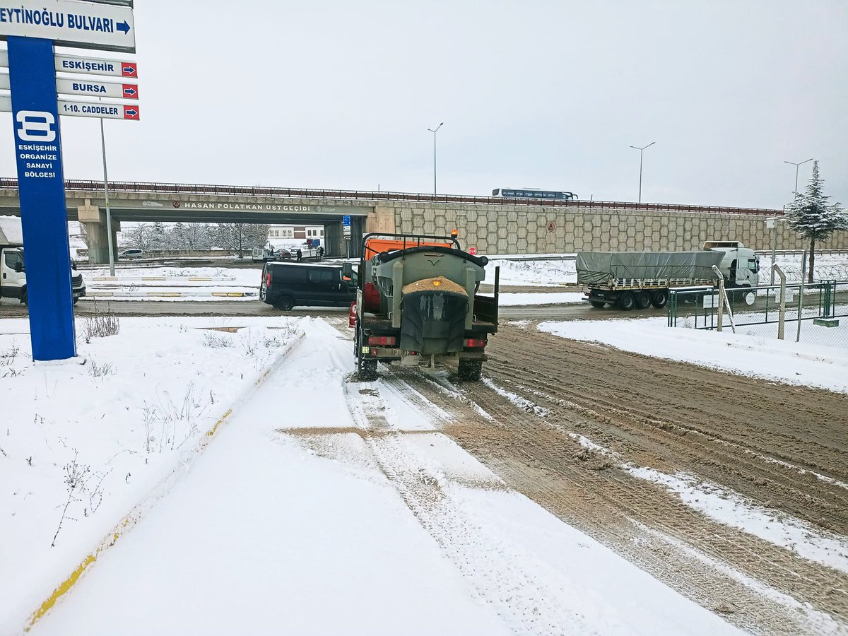 OsbEskisehir's tweet image. Eskişehir OSB sizler için çalışmaya devam ediyor. ❄️

Kent merkezinde ve Eskişehir OSB’de etkili olan yoğun kar yağışı ile birlikte OSB’nin birçok noktasında tüm araç parkımızla, aralıksız olarak yollarda tuzlama, yolu açma ve kar küreme çalışmaları gerçekleştiriyoruz. #EOSB