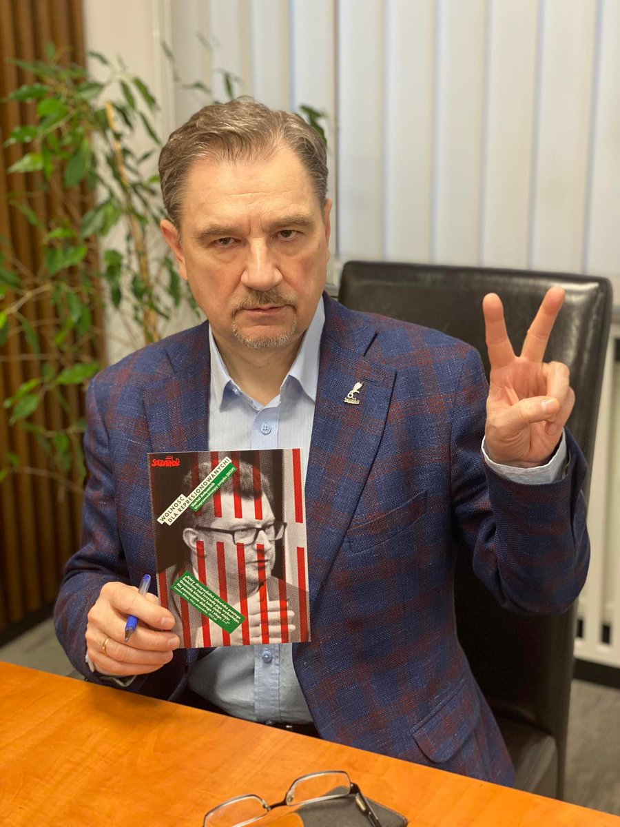 DudaSolidarnosc's tweet photo. Stoimy murem za liderami związkowymi z Białorusi, którzy zostali niesłusznie skazani za rzekome "działalność ekstremistyczną" i "zdradę państwa".  Nie godzimy się na robienie ze związkowców przestępców! #solidarnośćzbiałorusią #związkowcynieterroryści #wolnośćdlarepresjonowanych https://t.co/OajSqa24Fw