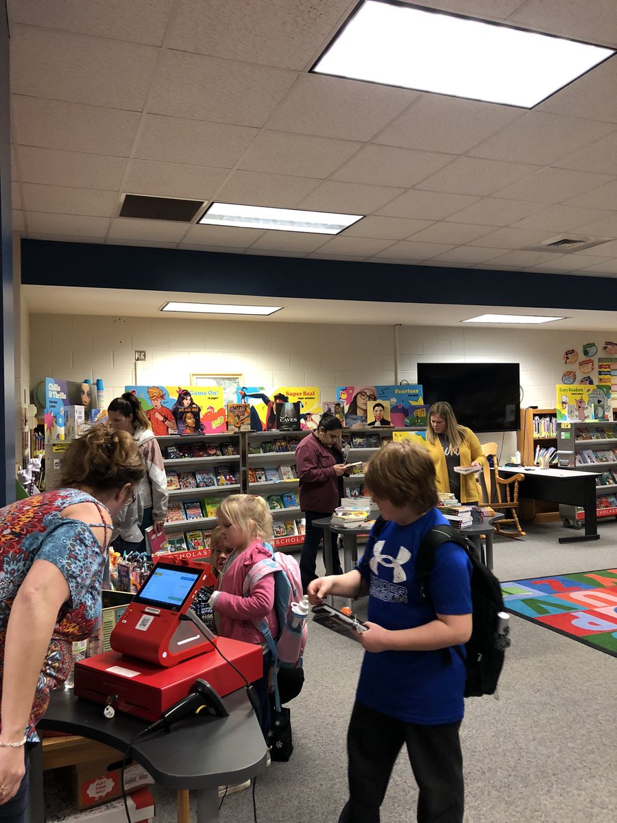 MoniqueStLouis2's tweet photo. Family Night at our Book Fair! https://t.co/XNbfUsf5Ar