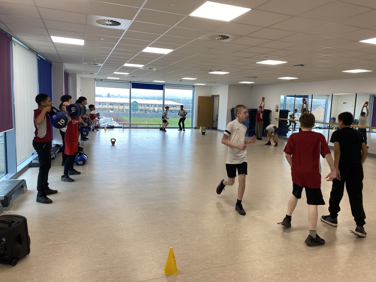 CWCHS_PE's tweet photo. Year 8 making things happen. #calorie #balancedweightloss @CardiffWestCHS https://t.co/Yr4j5xu6nD