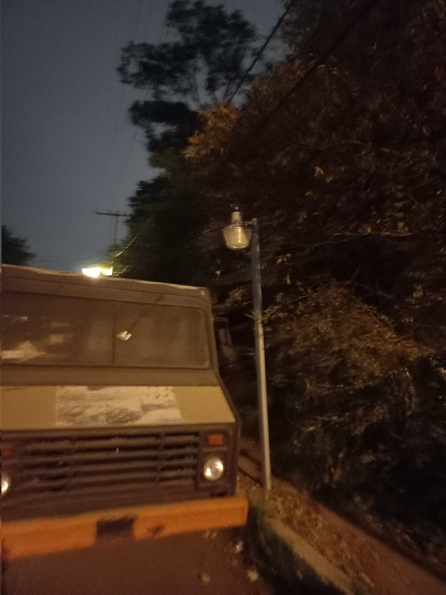 FCervantesSodi's tweet photo. Hace menos de 1 año "terminaron" de poner cientos de farolas a lo largo de 16 de septiembre #cuajimalpa. Hoy no hay 1 que sirva. Trabajo de mala calidad, nula planeación, materiales chafas y 0 mantenimiento. 
@AlcCuajimalpa @AdrianRubalcava @GobCDMX @Pro_Contadero @LeonardoCurzio https://t.co/pJXBZIwexY