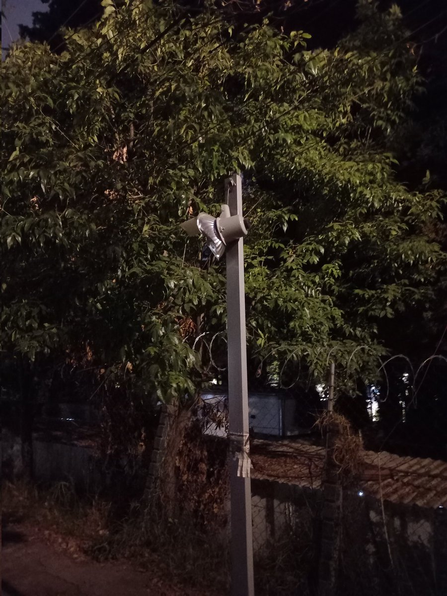FCervantesSodi's tweet photo. Hace menos de 1 año "terminaron" de poner cientos de farolas a lo largo de 16 de septiembre #cuajimalpa. Hoy no hay 1 que sirva. Trabajo de mala calidad, nula planeación, materiales chafas y 0 mantenimiento. 
@AlcCuajimalpa @AdrianRubalcava @GobCDMX @Pro_Contadero @LeonardoCurzio https://t.co/pJXBZIwexY