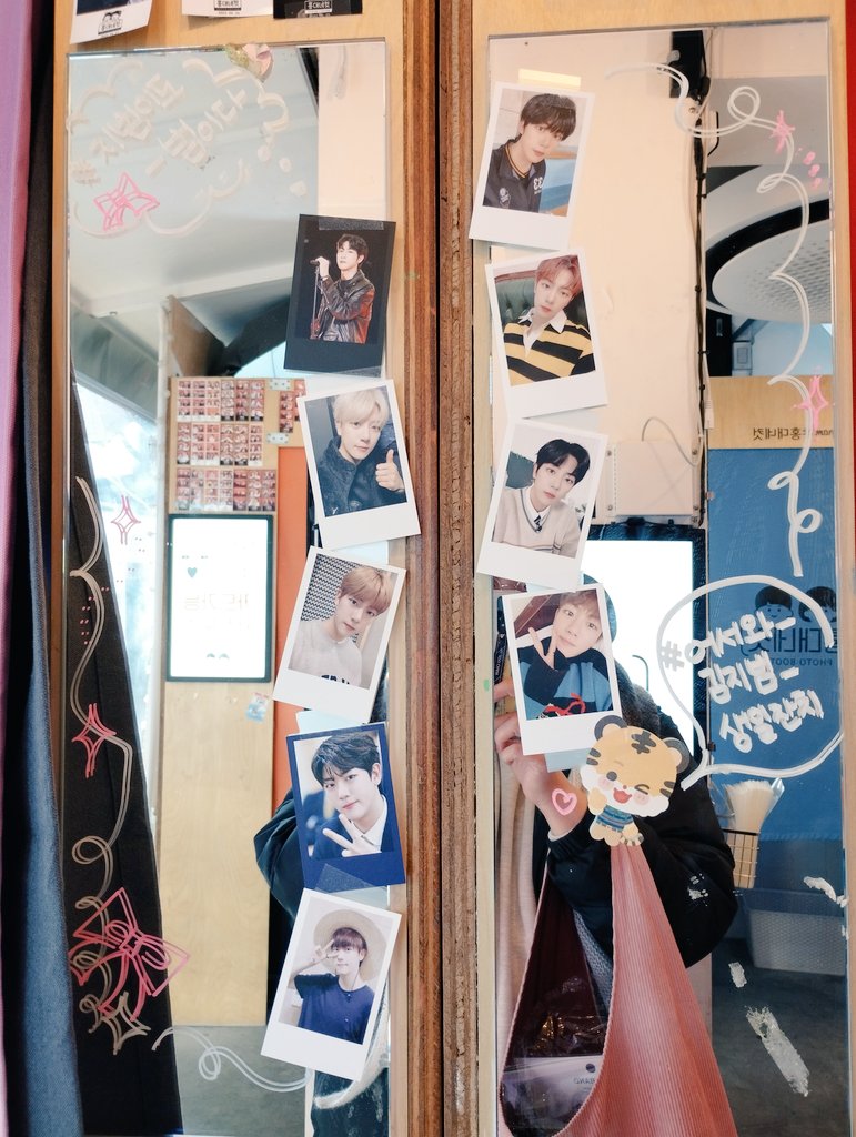 dancesoninlaw's tweet photo. 2. 홍대네컷
지버미가 이 세상에 태어나 준 덕에 하루를 넘 알차게 보내서 생일뽀이 본인보다 즐긴 건 아닐까 나? ㅋㅋㅋ 
하지만 어쩔 수 없엇어요 김지버미도 이해해줄 것입니다 왜냐면 이것 보세요 너무 이쁘자너? 카페도 잘생겻지범🐯으로 가득했는데 여기도 예쁜 지버미가 가득! https://t.co/3bnAfAnQ34