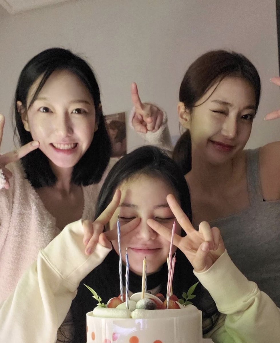 __shinyeeuni's tweet photo. A little throwback to my birthday celebration with 🍑 girls!! https://t.co/vdJIiXdPz2