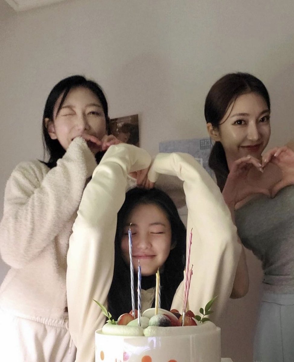 __shinyeeuni's tweet photo. A little throwback to my birthday celebration with 🍑 girls!! https://t.co/vdJIiXdPz2