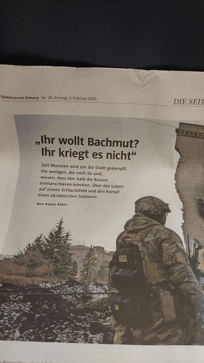 Seit Wochen, Monaten taucht immer wieder diese kleine Stadt in den Nachrichten auf: Bachmut. Um zu verstehen, welches unfassbare Leid Putin über die Bewohner, die Soldaten bringt, sollte diesen tief berührenden Text von <a href="/SZekri/">Sonja Zekri</a> in der <a href="/SZ/">Süddeutsche Zeitung</a> lesen. Unbedingt.
