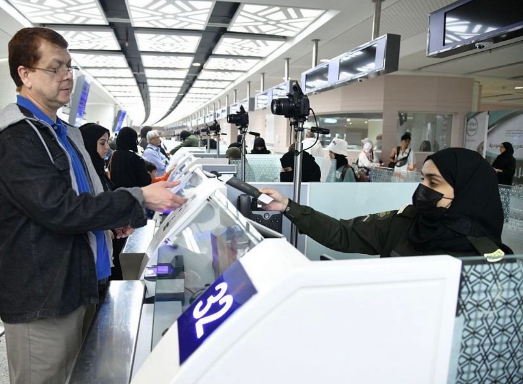 alekhbariyaEN's tweet photo. The first holders of #Saudi electronic visit visas were received by the Immigration Departments in #Jeddah, #Riyadh, and #Madinah.
#SaudiTransitVisa
#EKHNews_EN https://t.co/ckETH7sdgz