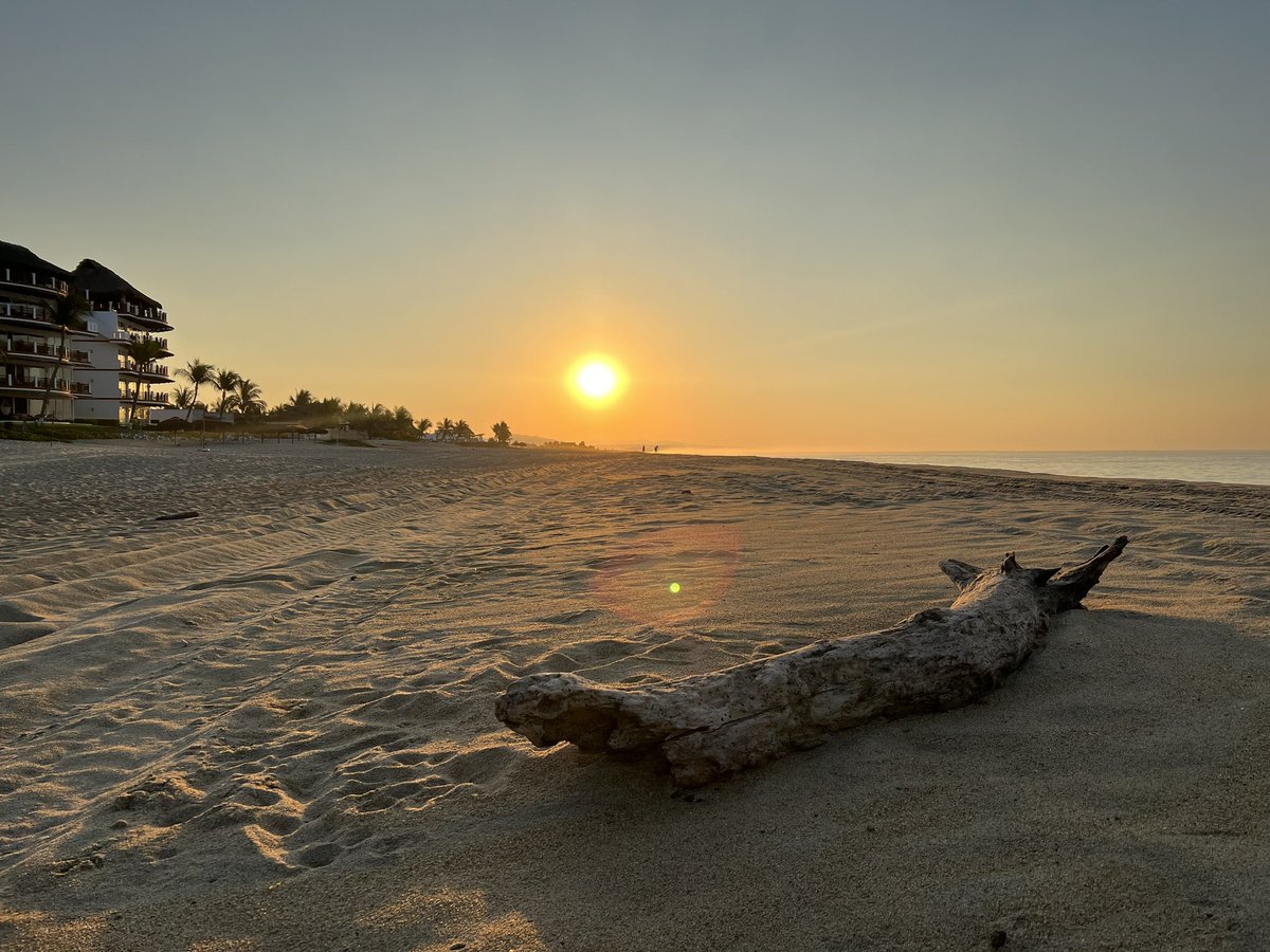 #sunrise #puertoescondido #ocean #travelphotography #traveltheworld #travelmexico #Oaxaca