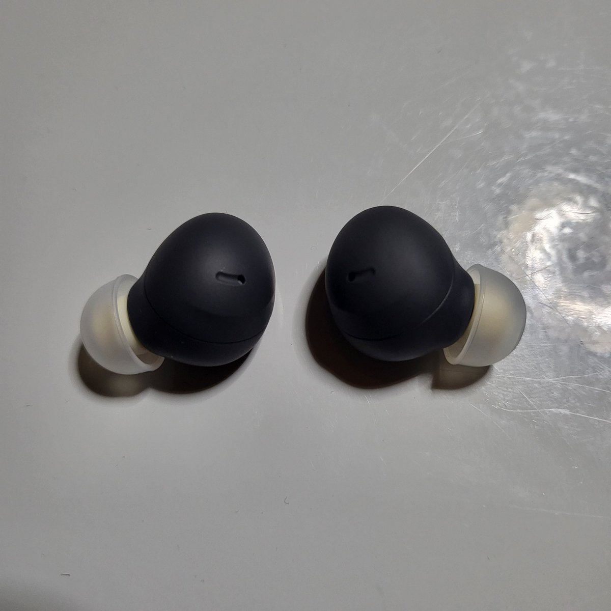 milliorca's tweet image. #ヒカキンサンタ の尼ギフで買ったGalaxyBuds2Pro音は良いんだけど標準のイヤピが耳にサイズ合わないらしく左がMサイズ右がLサイズとちぐはぐな感じだったから再び尼ギフ使って前から気になってたAZLAのSednaEarfit maxを購入した。両耳Mサイズでしっくりきたからしばらくコイツを試してみる。