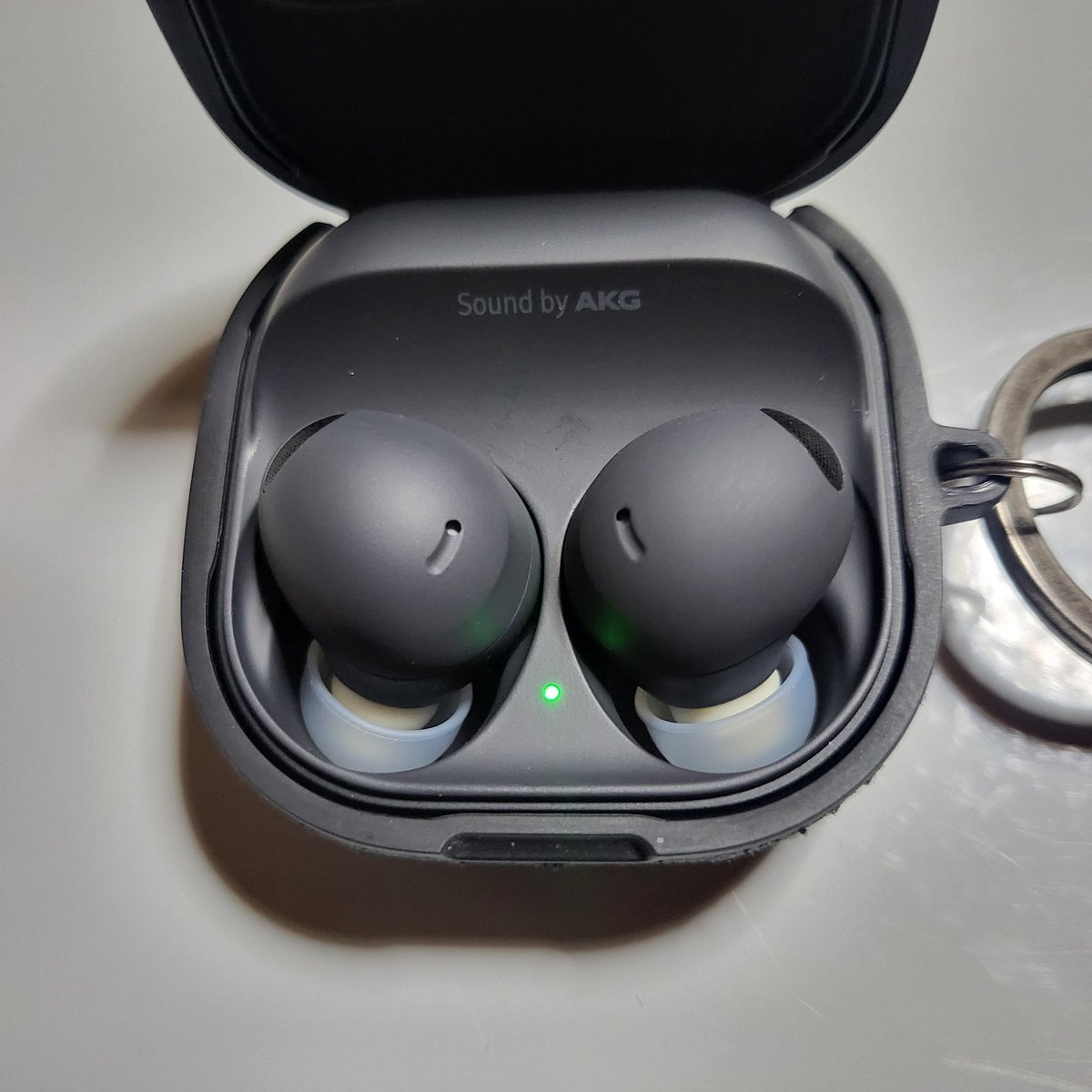 milliorca's tweet image. #ヒカキンサンタ の尼ギフで買ったGalaxyBuds2Pro音は良いんだけど標準のイヤピが耳にサイズ合わないらしく左がMサイズ右がLサイズとちぐはぐな感じだったから再び尼ギフ使って前から気になってたAZLAのSednaEarfit maxを購入した。両耳Mサイズでしっくりきたからしばらくコイツを試してみる。
