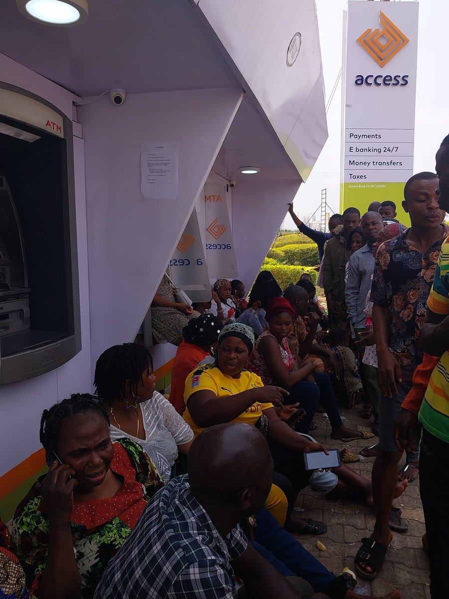 HSwiftdata's tweet image. From OAU ACCESS BANK
We are told there&apos;s no service with the ATM.machinne but it doesn&apos;t affect the services inside the bank....THE ATM has been loaded and lock..

Help us out please