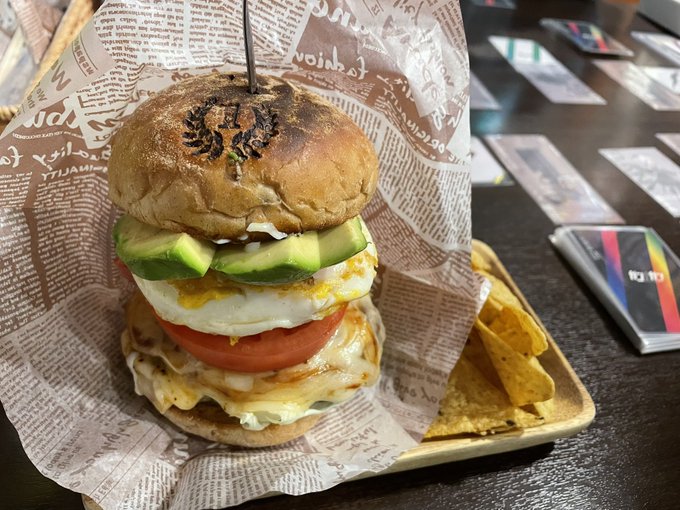 日常のつぶやきがアカウントの健康によいらしいので、このあいだボドゲカフェで食べたすごいハンバーガーの写真をあげておきます。めんどくさい。 