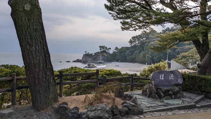 護国神社→桂浜までタクシーで移動。浜辺でアクスタ構えて写真を撮ったあとは海津見神社へ。神社に着いた時間が遅かったので御朱印間に合わなかったのが残念😭ハマスイは時間の都合上行くのを断念。龍馬記念館で展示をじっくり見ていたら閉館時間ギリギリになってしまったので慌てて例の名刺を作成 