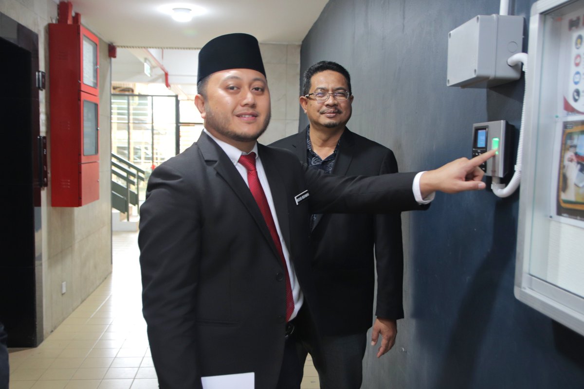 ridhwanali's tweet photo. Jumaat berkah ini, saya panjatkan kesyukuran kehadrat Allah s.w.t - 

Saya hadir ke Majlis Serah Tugas Pengurus Besar Yayasan Melaka. 

Dengan rendah hati saya akan menjalankan amanah ini sepenuh jiwa raga. https://t.co/BKCYwylNlP