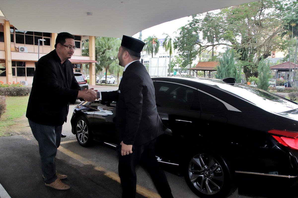 ridhwanali's tweet photo. Jumaat berkah ini, saya panjatkan kesyukuran kehadrat Allah s.w.t - 

Saya hadir ke Majlis Serah Tugas Pengurus Besar Yayasan Melaka. 

Dengan rendah hati saya akan menjalankan amanah ini sepenuh jiwa raga. https://t.co/BKCYwylNlP