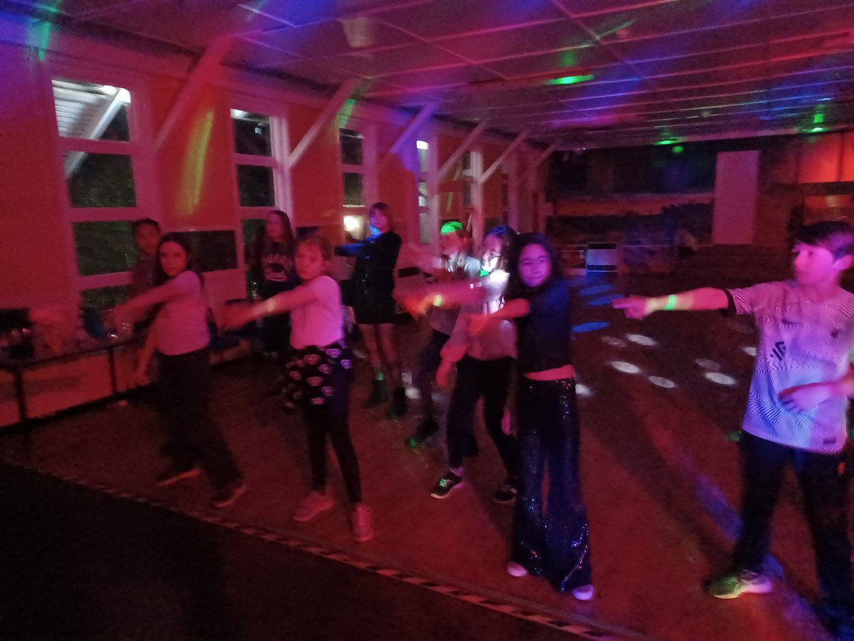 PutneySMPS's tweet image. School Journey Update @PutneySMPS @SCTrust
Y6 had a fantastic disco for their last night at Sayers Croft! Thanks DJ Letty!
#StMarysSchoolPutney