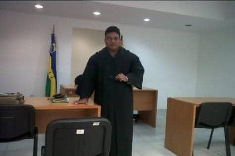 oldaliron's tweet photo. Foto de Oldali Ron 
Hoy día internacional del abogado, el abogado Hernán Ron privado injustamente de libertad. # justicia y libertad para Hernán # https://t.co/p1iou4dcJ1