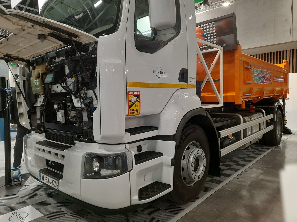 a_leboeuf's tweet photo. Très fier des entreprises @Lhyfe_hydrogen et  #eNéo présentes au salon @HyVolution  à Paris, qui concrétisent des projets d’avenir en Vendée #H2 #hydrogenevert #retrofit #Hyvolution23 @jeremy_cantin https://t.co/M48nQH1AcA