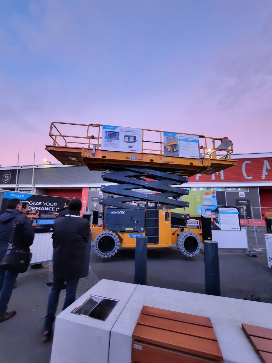 Très fier des entreprises <a href="/Lhyfe_hydrogen/">Lhyfe</a> et  #eNéo présentes au salon <a href="/HyVolution/">Hyvolution</a>  à Paris, qui concrétisent des projets d’avenir en Vendée #H2 #hydrogenevert #retrofit #Hyvolution23 <a href="/jeremy_cantin/">Jérémy</a>