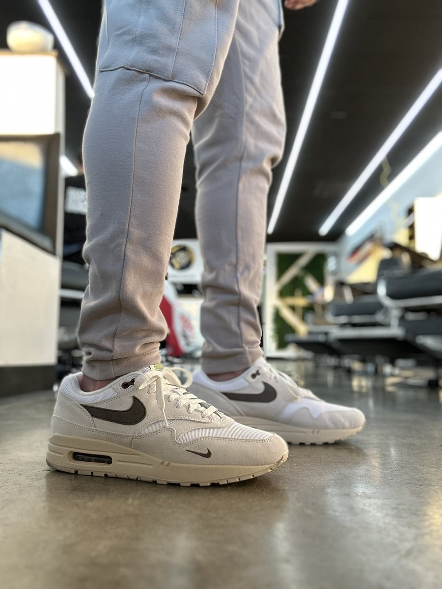 IZDAVEI's tweet photo. Is there a better way to start a Friday? 💈✂️ #barbershop #barber #royalstudio #nike #am1 #kickcheck #yoursneakersaredope https://t.co/WO1DhnoGrf