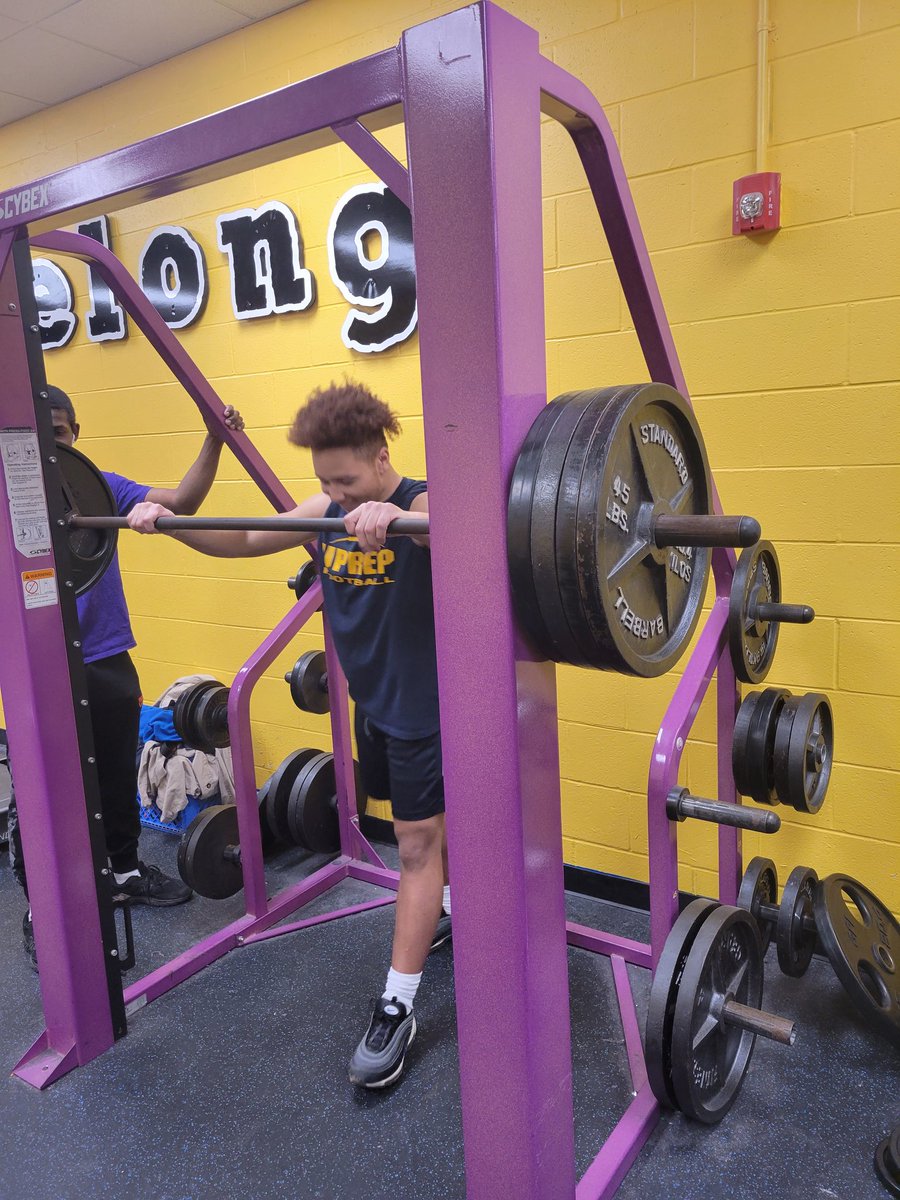 LarryW2352's tweet photo. He'll workout where there's weights. Y'all see them plates. They'll be crazy not to play this kid #Uperp senior year slowly loading. https://t.co/mYM3J9Q60O