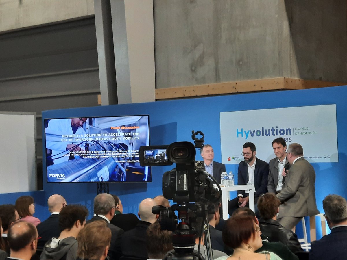 Signature du partenariat d’e-Néo et de @forviagroup  au salon <a href="/HyVolution/">Hyvolution</a>  pour l’industrialisation du #retrofit en Vendée #camionH2 #hydrogène #réservoirs <a href="/jeremy_cantin/">Jérémy</a>