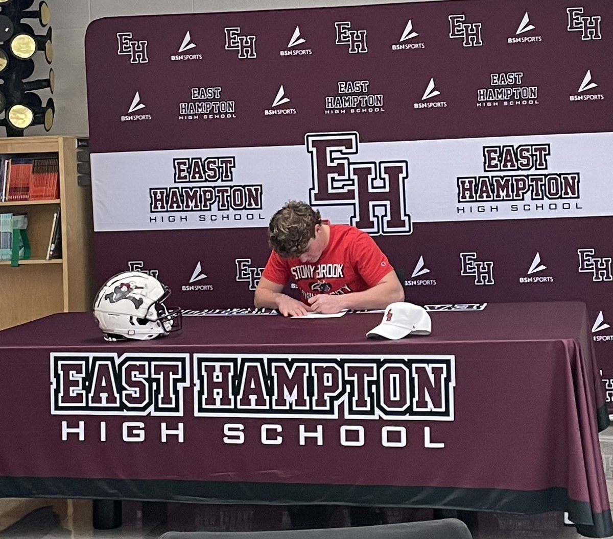 FinianByrnes's tweet photo. Pen to Paper #HOWL @StonyBrookFB @Coach_Priore @FBCoachCollins @okingcoach @Coach_Hatch https://t.co/Ww7WshCjbU