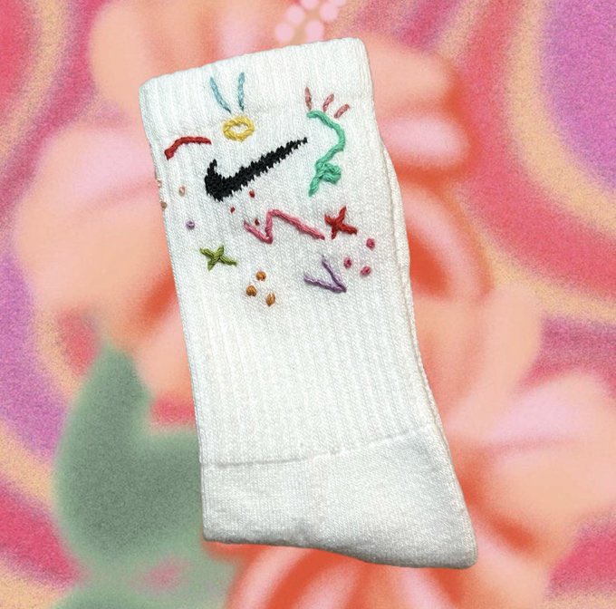 เจอร้านถุงเท้านี้ในig  เขาเอาถุงเท้าไนกี้ มาทำเป็นงานแฮนด์เมดที่ปักเอง มันน่ารักมากทุกคน น่ารักทุกคู่เลย ซื้อเป็นของขวัญวันวาเลนไทน์ได้เลยอ่ะ  น่ารักมากกก 🌈🌻