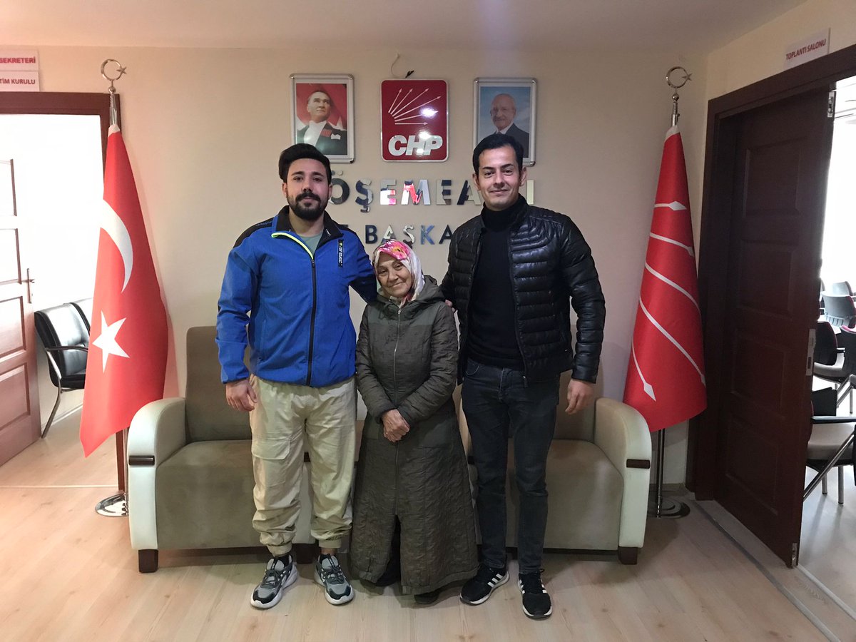 Parti üyelerimiz Gülümser Yavuz, Mücahid Sarıkaya ve Ramazan Küçükbaşkan'ı İlçe Başkanlığımızda ağırladık. Nazik ziyaretleri için kendilerine teşekkür ederiz.