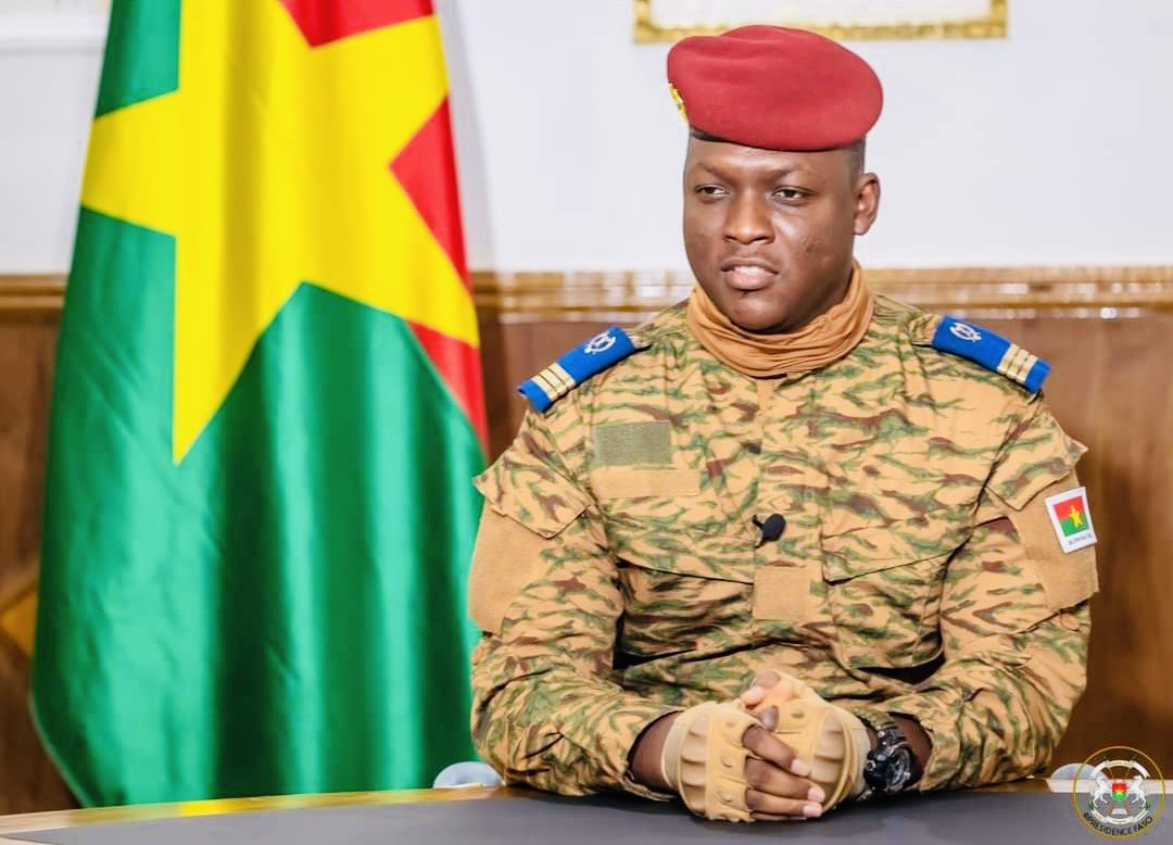 radiosomega's tweet photo. 🔴 La présidence du Faso a annoncé, vendredi, une "grande interview" du Capitaine Ibrahim Traoré ce vendredi, 20h30, à la télévision nationale. Oméga médias va diffuser l’entretien qui va aborder plusieurs sujets, la lutte contre le terrorisme. 
Lire👇 
https://t.co/jnsQLUi4ru https://t.co/bCp42titc2