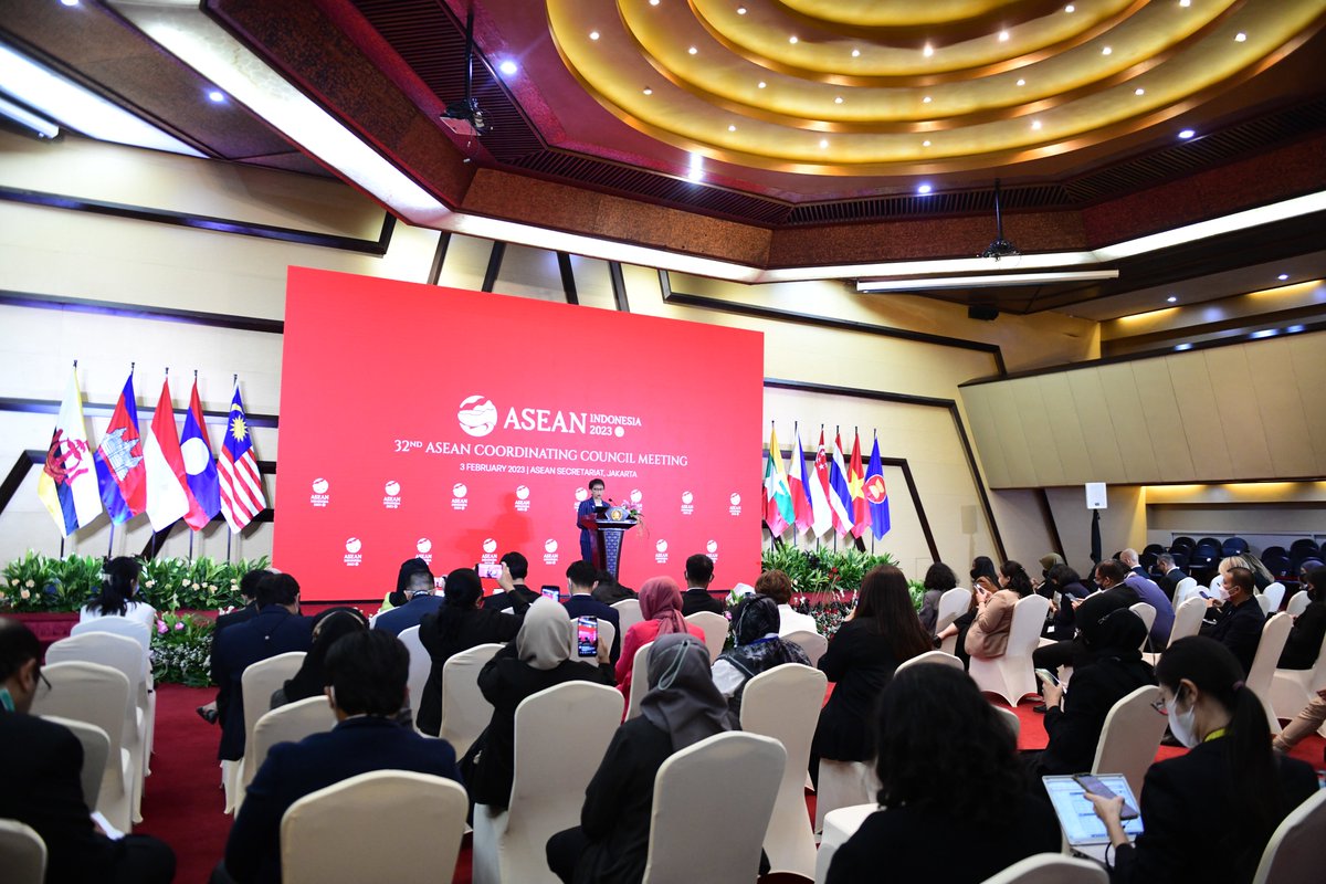 ASEAN's tweet photo. The ASEAN Foreign Ministers agreed to the implementation of the 5-Point Consensus and to engage all stakeholders to facilitate inclusive dialogue, synergize efforts of ASEAN with that of neighboring countries and the Special Envoy of the UN.

🎙️ https://t.co/HB0h1Ihjzm https://t.co/S00jaJ4d02